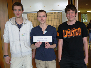 Mannschaft des Friedrich-Ebert-Gymnasiums Bonn mit Martin Schmitz (6 Kyu), Jonas Welticke (4 Dan) und Deniz Ervens (1 Dan)